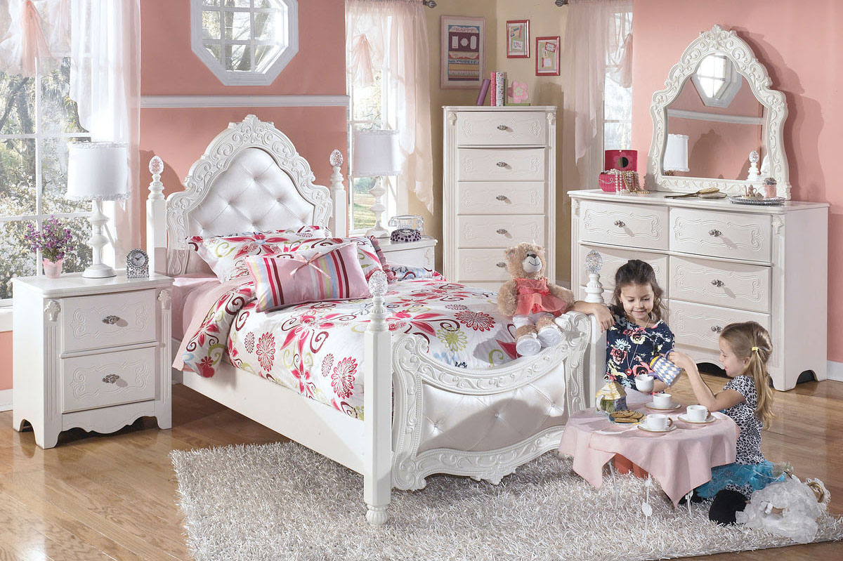 Child's Bedroom Furniture Set